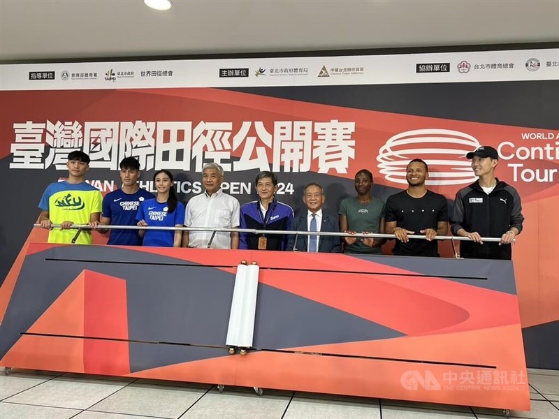 Elite athletes Andre De Grasse (second from right) and Nia Ali (third from right) at a press event in Taipei on Friday. CNA photo May 31, 2024