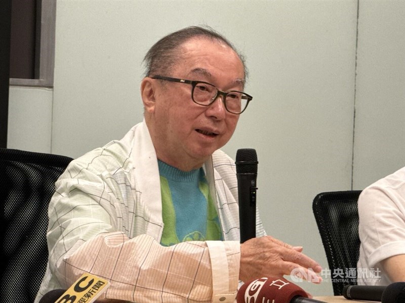 Barry Lam (林百里), chairman of AI server maker Quanta Computer Inc., speaks to reporters during a press event on May 4, 2024. CNA file photo