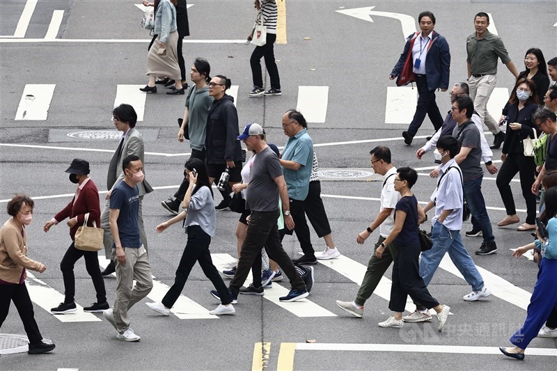 Pedestrians cross the road in Taipei's Xinyi District. CNA file photo