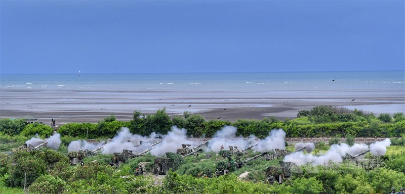 An anti-landing drill is held on one of the beaches in Taichung in the annual Han Kuang military exercises in July 2020. CNA file photo