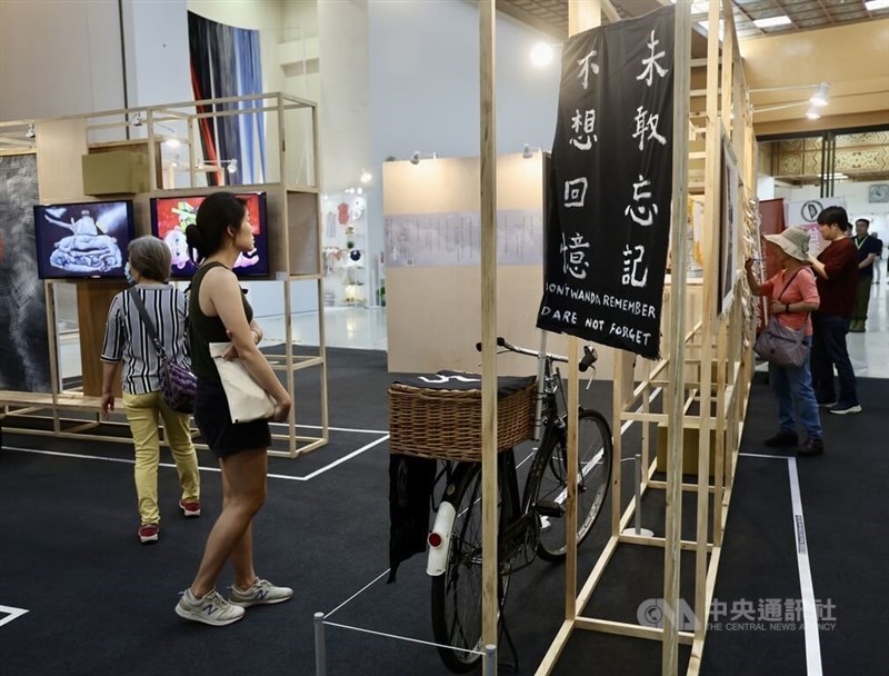 Visitors browse through artworks in an exhibition held in Taipei since May 20 to commemorate the 35th anniversary of the violent crackdown by Chinese authorities on pro-democracy protesters in Beijing. CNA photo May 23, 2024