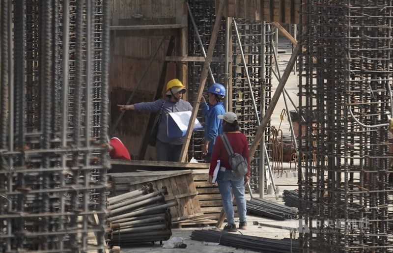 Workers at a construction site in Kaohsiung. CNA file photo