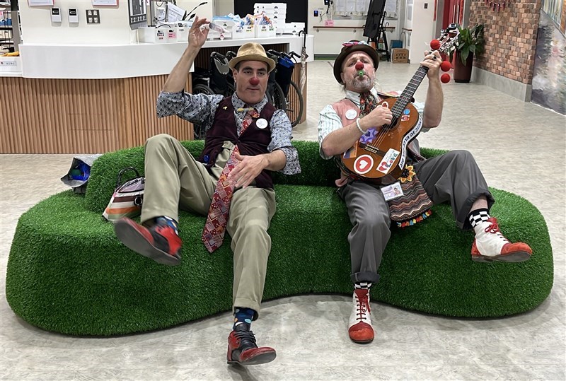 Israeli medical clowns Yaron Sancho Goshen (right) and Nimrod Eisenberg pose for the press at a daycare center they visited in Taipei Monday. CNA photo June 3, 2024