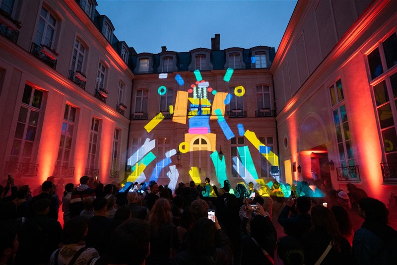 The Mazu pilgrimage, one of Taiwan's traditional religious scenes, is being projected on the wall of the Centre Culturel de Taïwan à Paris as part of Nuit Blanche, an annual overnight art event that took place in Paris starting Saturday evening. CNA photo June 1, 2024