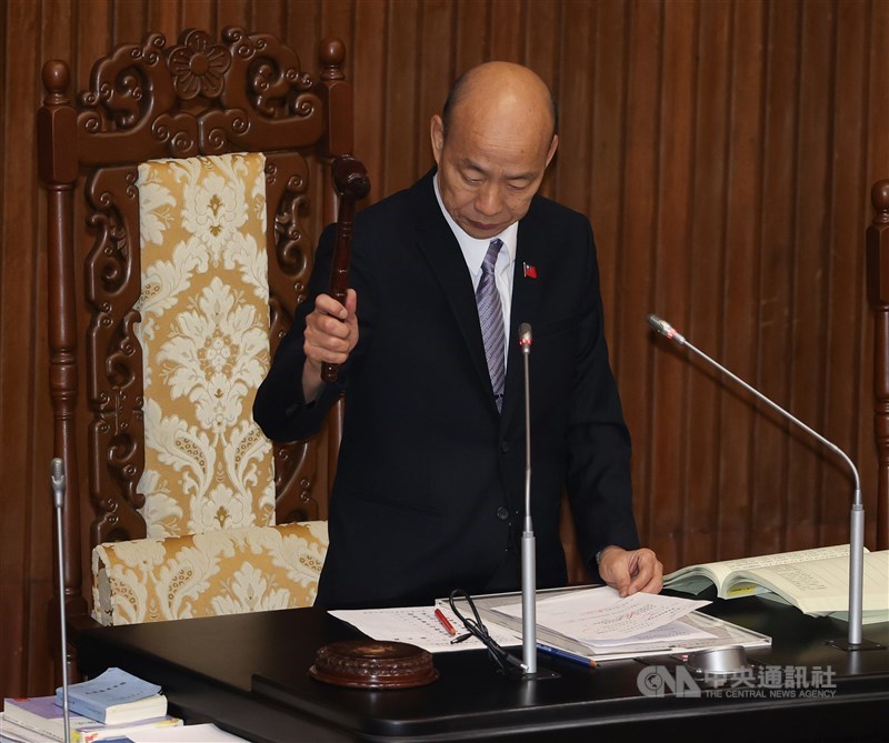 Legislative Speaker Han Kuo-yu holds the gavel during the third and final reading of the Regenerative Medicine Act at the Legislative Yuan Tuesday. CNA photo June 4, 2024