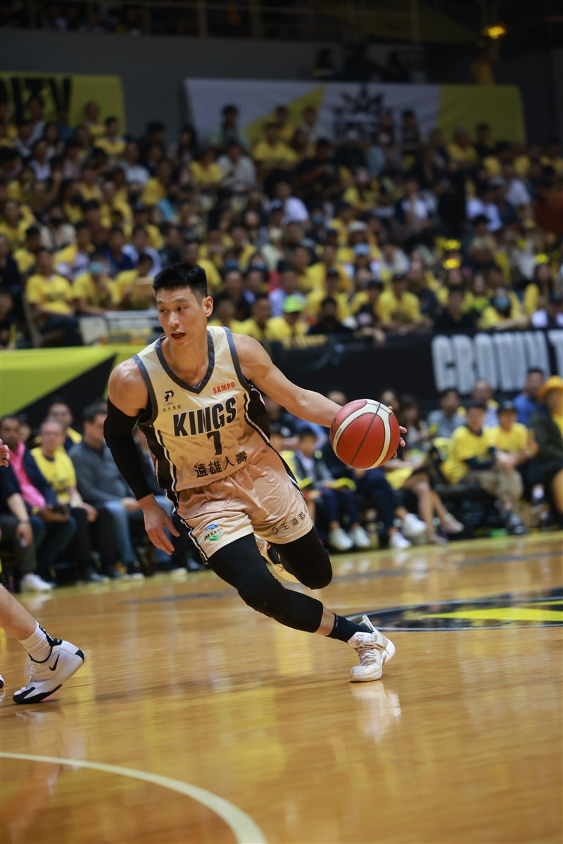 New Taipei Kings combo guard Jeremy Lin tries to blow by his defender during Monday's game with the Formosa Dreamers in New Taipei. Photo: New Taipei Kings June 3, 2024