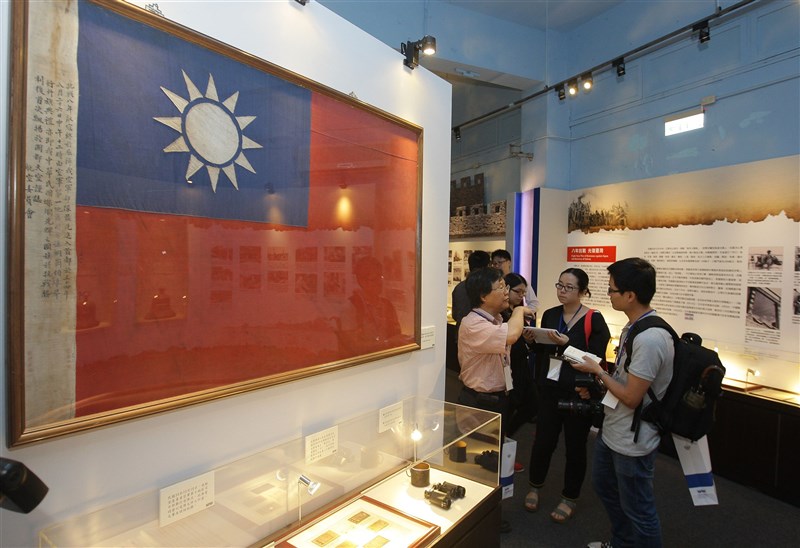 Visitors to the ROC Military Academy's 90th anniversary exhibition in Taipei in 2014. CNA file photo