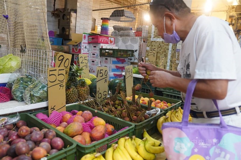 A shoppers browses through fruits sold at a street market stand in Taipei Thursday. CNA photo June, 6, 2024