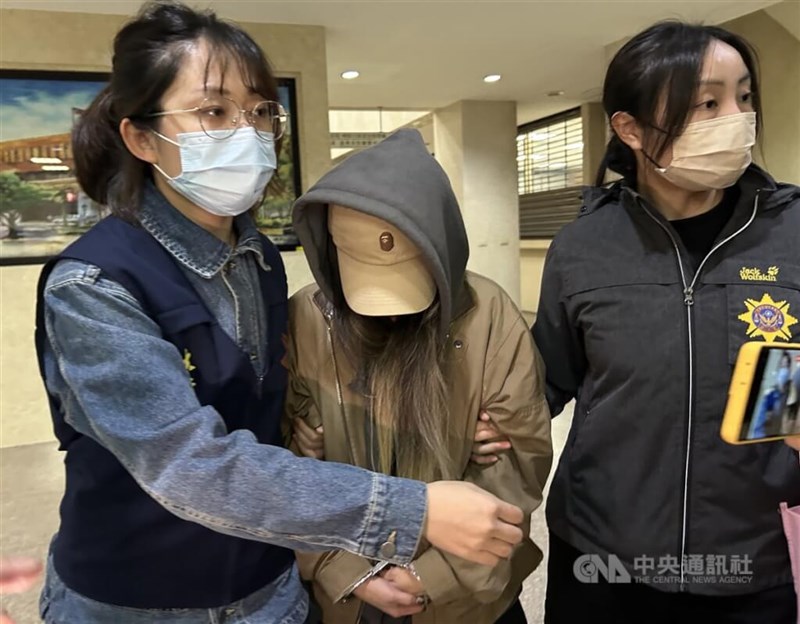 The indicted civil servant working in Taipei City Hall (center). CNA file photo