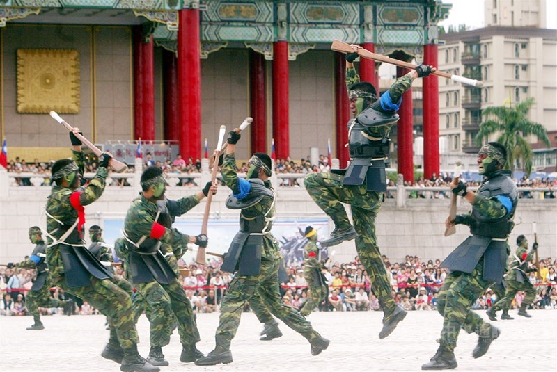 Soldiers demonstrate close quarters combat during the National Day celebrations in Taipei on Oct. 10, 2011. CNA file photo