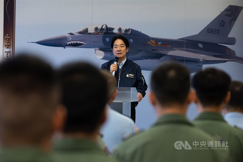 President Lai Ching-te (center) delivers a speech at the Hualien base to commend the Air Force on May 28. CNA file photo