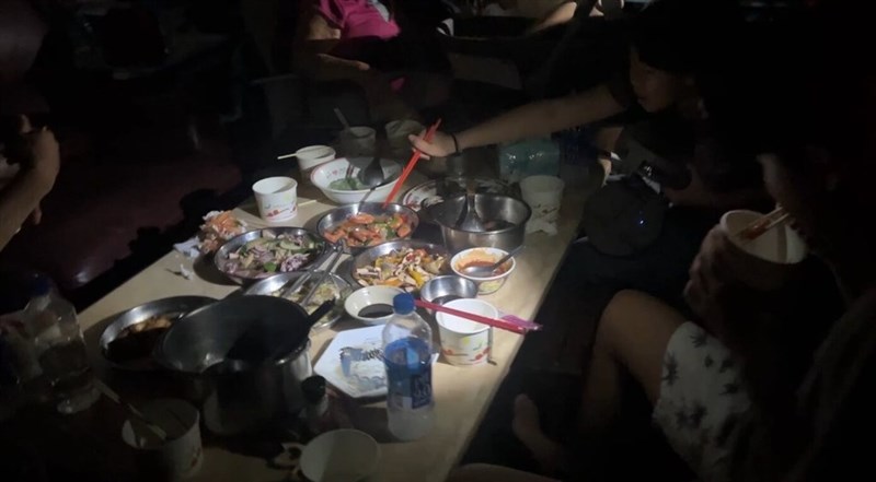People on the Liuqiu Island have a dinner during a blackout on Saturday. Photo courtesy of a private contributor June 16, 2024