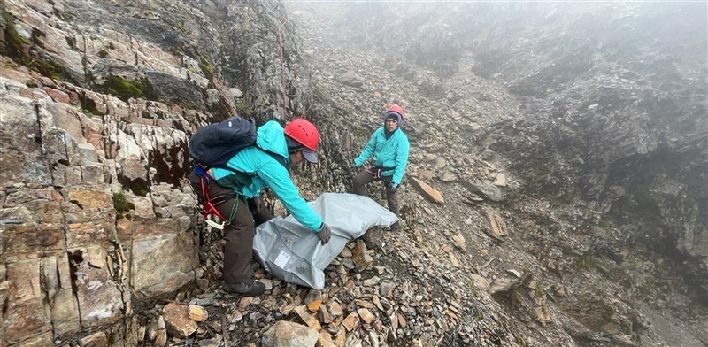 Rescue personnel retrieve Huang's body Monday. Photo courtesy of a private contributor June 18, 2024