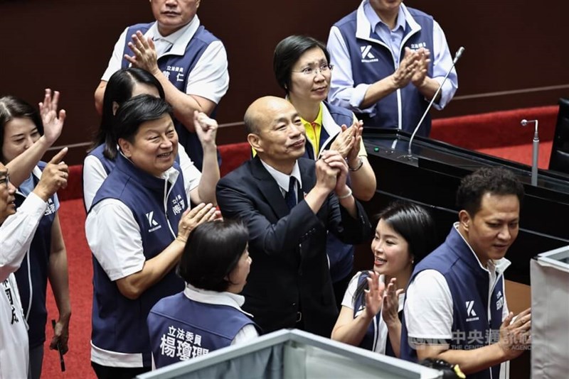 Legislative Speaker Han Kuo-yu (center, gesturing with hands together) greets reporters sitting above the floor of the Legislative Yuan after lawmakers voted Friday to reject the Cabinet's request to reconsider recently passed legislative reform bills. CNA photo June 21, 2024