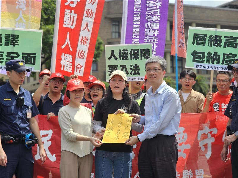 Groups petition for a bill regarding new immigrants' rights to be more inclusive in front of the Executive Yuan Wednesday. File photo courtesy of TransAsia Sisters Association Taiwan