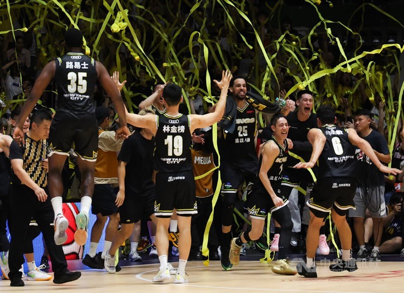New Taipei Kings celebrate their winning of the P.LEAGUE+ championship on June 20, 2024