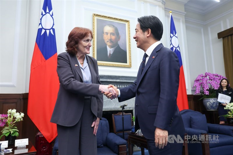 President Lai Ching-te (right) greets visiting USCC Chairperson Robin Cleveland at the Presidential Office in Taipei on Tuesday. CNA photo June 25