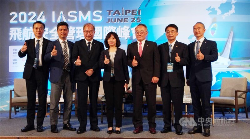 CAA Director General Ho Shu-ping (center) and representatives of Taiwan's airlines pose for a photo at 2024 International Aviation Safety Management Summit in Taipei Tuesday. CNA photo June 25, 2024