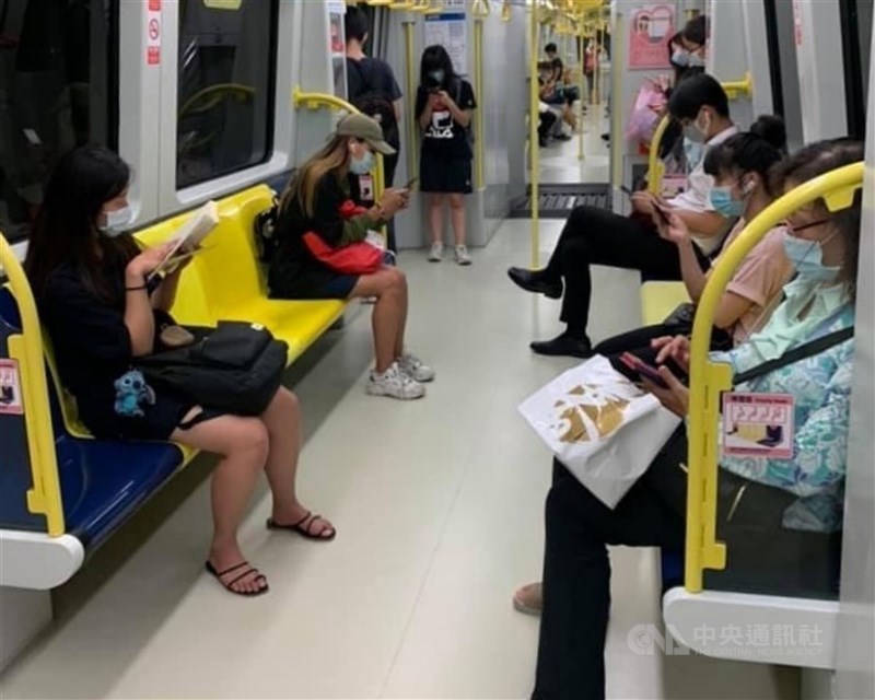 Passengers take a Taipei Metro Yellow Line train. CNA file photo