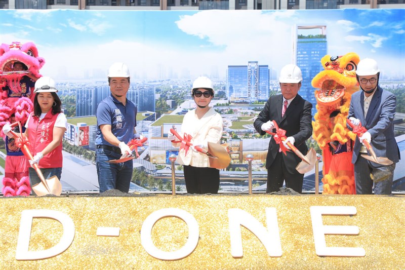 Taichung Mayor Lu Shiow-yen (center) and Legislator Yen Kuan-heng (second left) take part in Sunday's groundbreaking ceremony in the central city. Photo courtesy of Taichung City government June 30, 2024