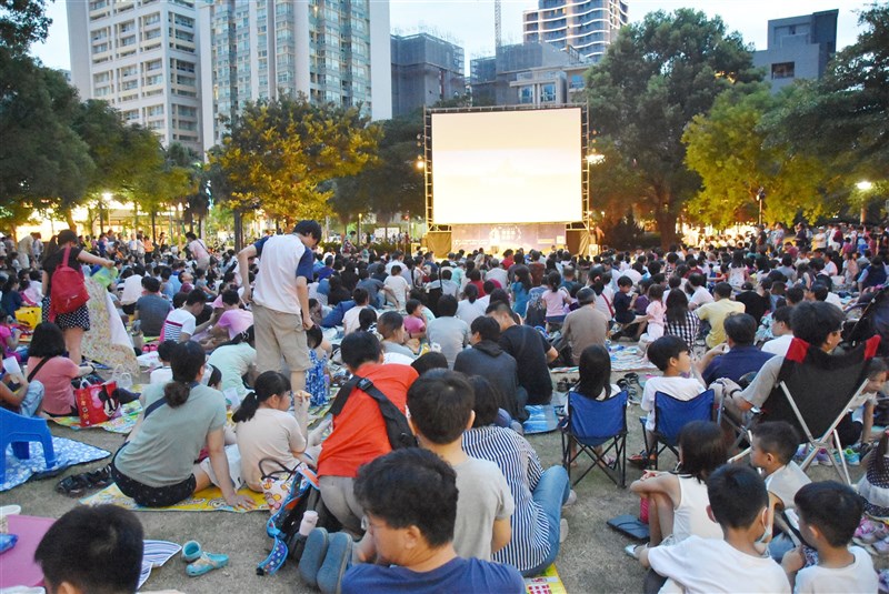 People gather for an outdoor movie night held at Guanxin Park, which borders Guanxin Ward on two sides, in Hsinchu City, in 2017. File photo courtesy of Hsinchu City government
