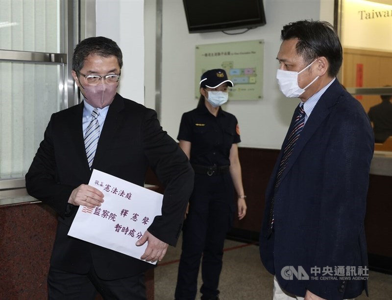 Yang Chang-hsien (left), head of the Control Yuan's Department of Supervisory Investigation, and attorney Lee Yuan-te (right). CNa photo July 1, 2024