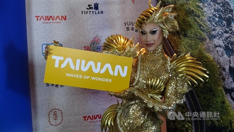 Taiwanese drag queen Nymphia Wind promotes Taiwan at New York's annual LGBTQ+ parade on Sunday. CNA photo July 1, 2024