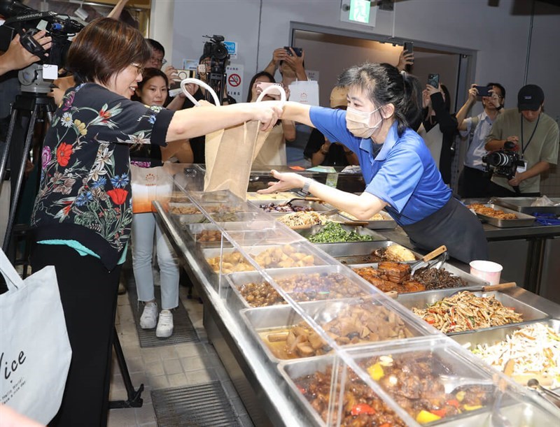 Ministry of Environment official Lai Ying-ying (front left) purchases groceries at Taipei Nanmen Market with her own grocery bag Tuesday. CNA photo July 2, 2024
