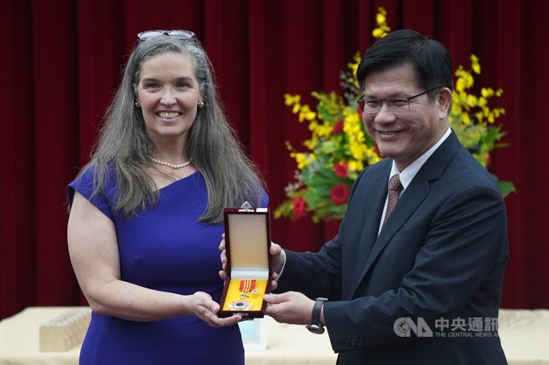 Outgoing Taipei director of the American Institute in Taiwan Sandra Oudkirk (left) receives Taiwan's Grand Medal of Diplomacy from Foreign Minister Lin Chia-lung (林佳龍) on Tuesday. CNA photo July 2, 2024