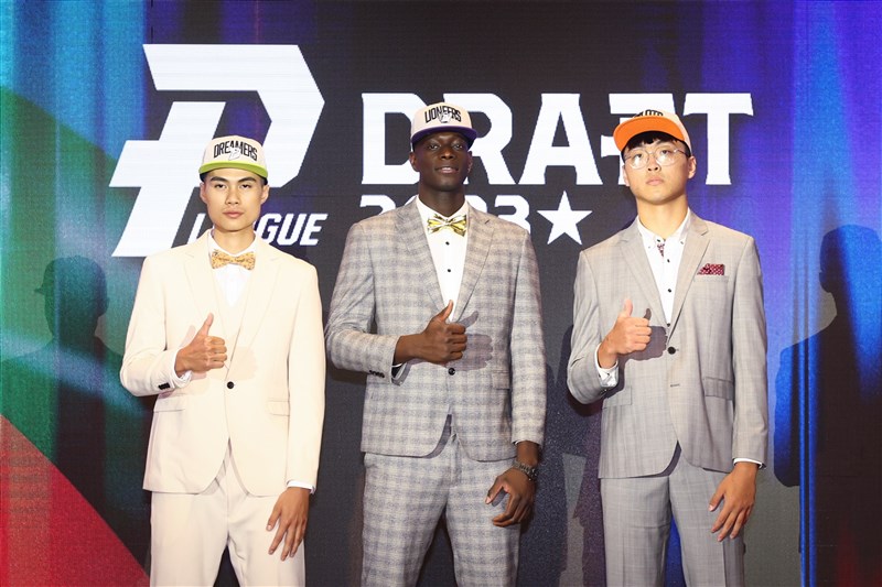 From left to right, forward Ting Kuang-hao (丁冠皓), forward Joof Alasan, and forward Qiao Chu-yu (喬楚瑜), the third, first and second picks in the 2023 P.LEAGUE+ Draft appear on stage after the event in Taipei on July 11. CNA file photo The top three picks at the 2023 P.LEAGUE+ draft in Taipei on July 11. From left, CNA file photo
