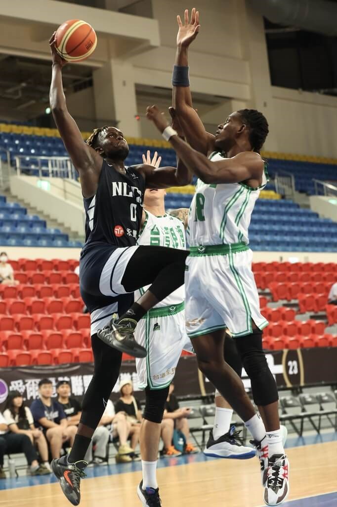 Mouhamed Lamine Mbaye (with ball), a forward of National Chengchi University Griffins, attacks the rim in an interleague game in Taipei on Sept. 21, 2023. Photo courtesy of the Chinese Taipei Basketball Association