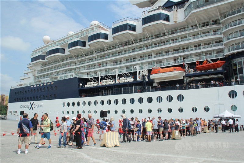 Passengers of the Celebrity Millennium disembark the cruise ship at Hualien Port on March 14, 2018. CNA file photo