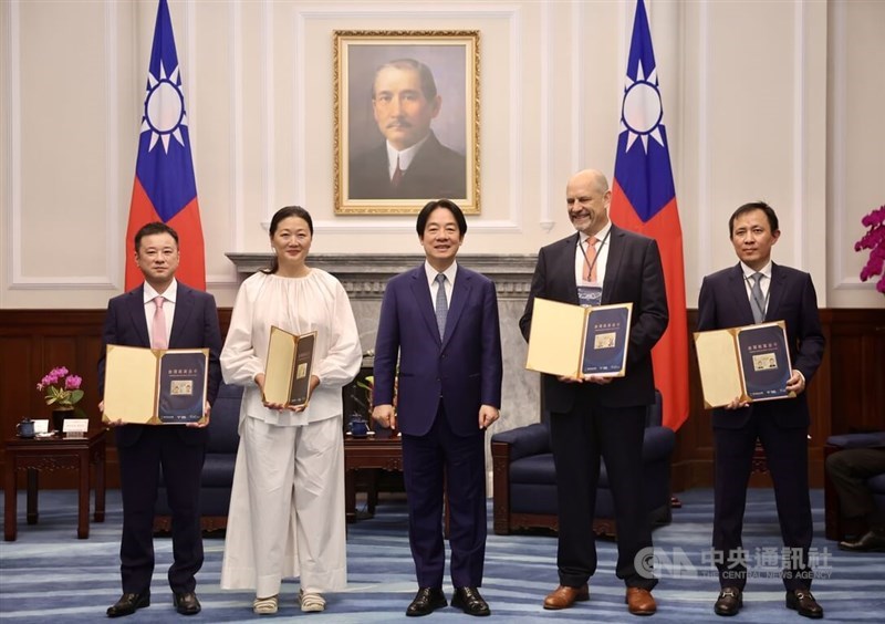 President Lai Ching-te (center) is pictured with Employment Gold Card recipients -- the Rakuten Group's Yoshinari Fukumoto (left), Digital Self Labs founder Linda Jeng (second left), Micron Technology Taiwan Chairperson Donghui Lu (right) and Mark Fischer of the East Asia Super League. CNA photo July 8, 2024