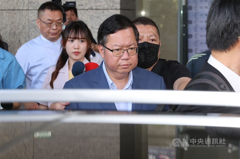 Former Taoyuan Mayor Cheng Wen-tsan (center) exits the Taoyuan District Court on Tuesday afternoon. CNA photo July 9, 2024