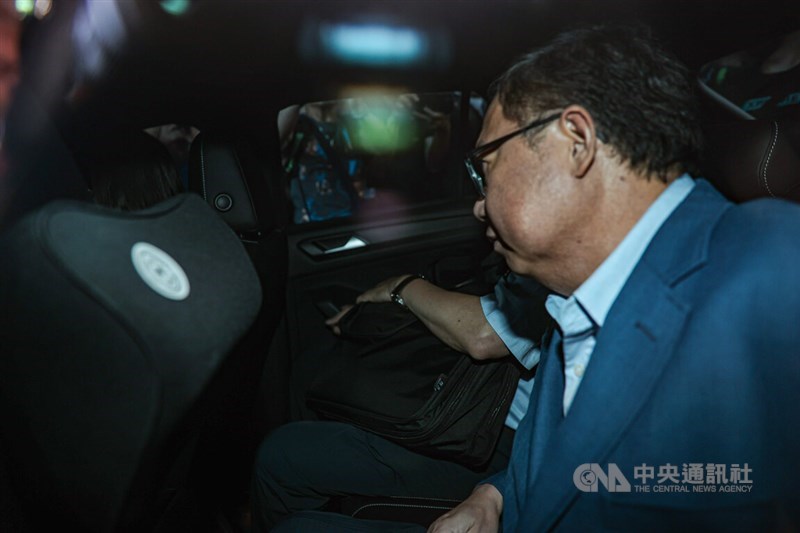 Former Taoyuan Mayor Cheng Wen-tsan (right) exits the Taoyuan District Court on Tuesday. CNA photo July 9, 2024