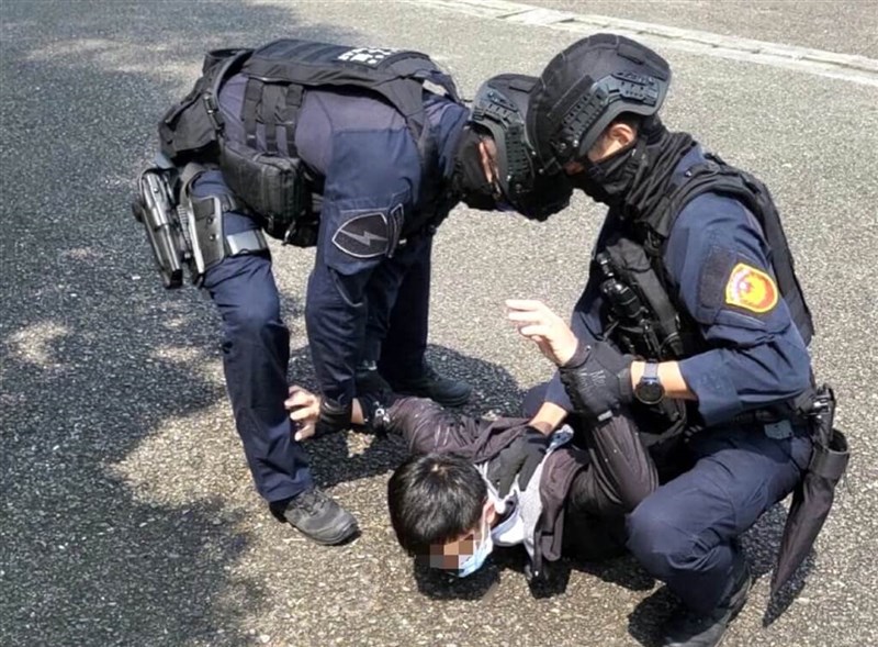 Tu Cheng-che, leader of an extortion ring, is apprehended by the police on April 11, 2023. File photo courtesy of New Taipei City Police Department