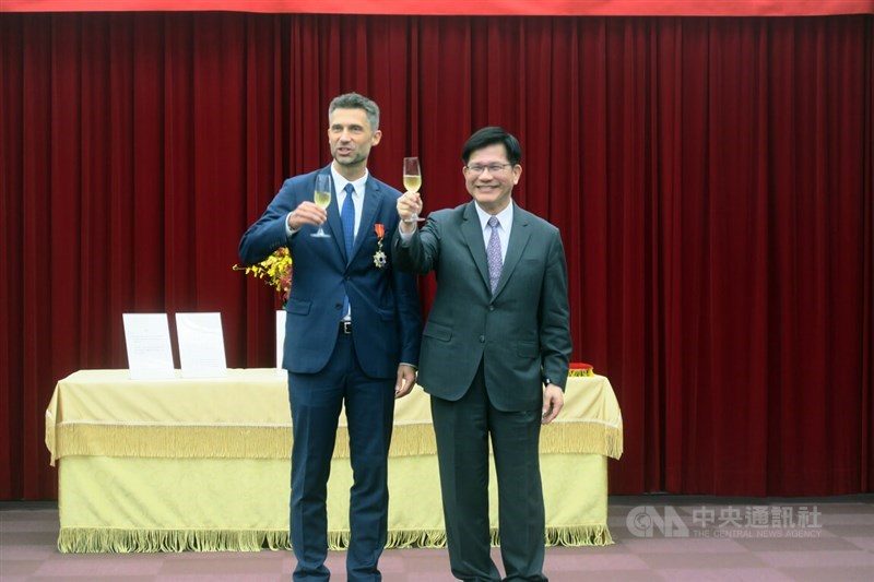 Grzegorzewski (left), head of the European Economic and Trade Office (EETO) in Taiwan, and Minister of Foreign Affairs Lin Chia-lung. CNA photo July 11, 2024