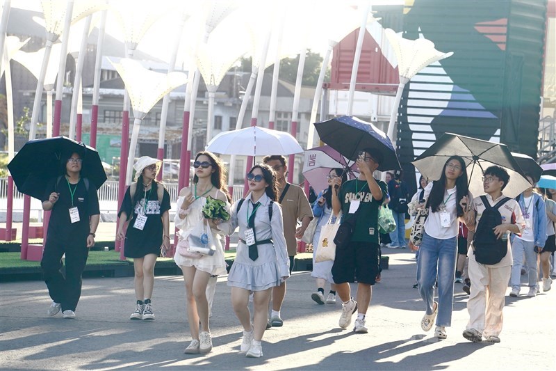 Pedestrians in Kaohsiung shield themselves from the sun with umbrellas on Wednesday. CNA file photo