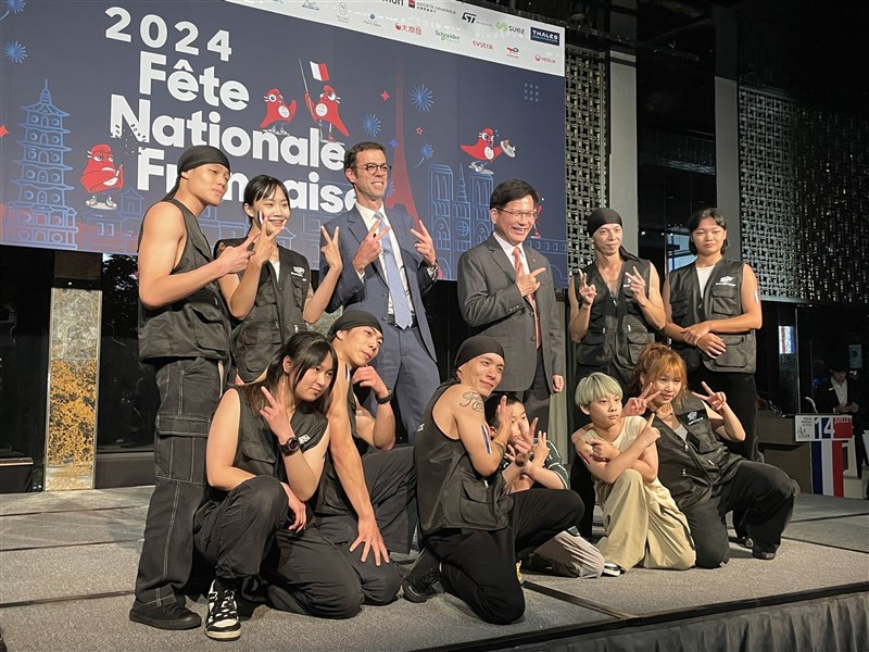 French representative to Taiwan Franck Paris (back row, center left) and Foreign Minister Lin Chia-lung (back row, center right).