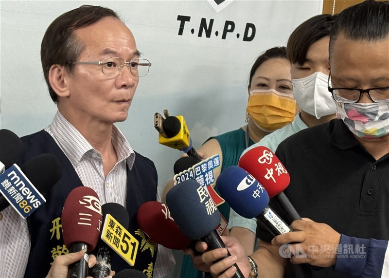 Jhang Wun-yuan (left), commander of the Tainan City Police Department's Criminal Investigation Corps, talks to the press in Tainan Saturday. CNA photo July 13, 2024