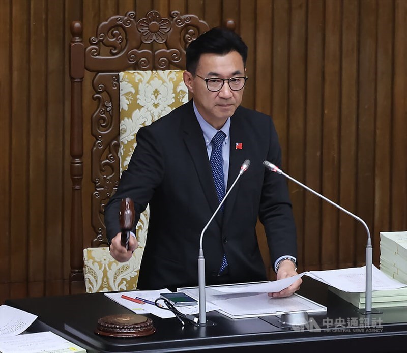 Deputy Legislative Speaker Johnny Chiang bangs the gavel after an anti-fraud act was passed by lawmakers Friday. CNA photo July 12, 2024