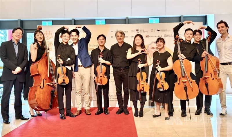 NSO Music Director Jun Märkl (center), acting concertmasker Teng Hao-tun (left), violinist Richard Lin (fourth left) and several youth orchestra members pose for pictures in Taipei. CNA photo July 10, 2024