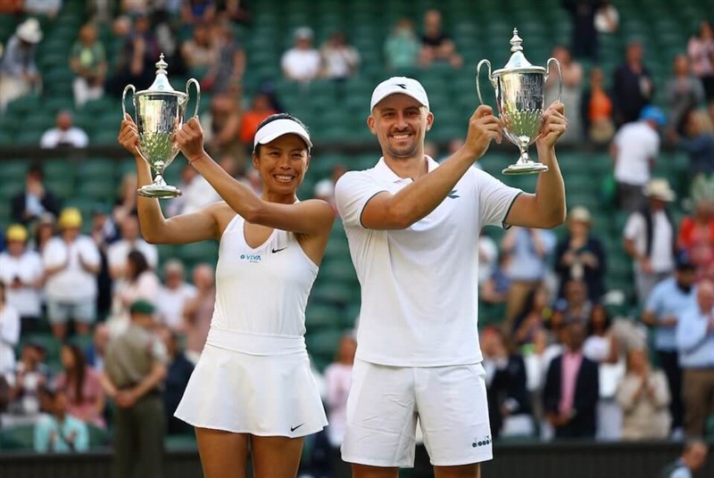 Taiwanese tennis ace Hsieh Su-wei (left) and Poland's Jan Zielinski (right) win the mixed doubles title at Wimbledon Sunday. Photo: Reuters