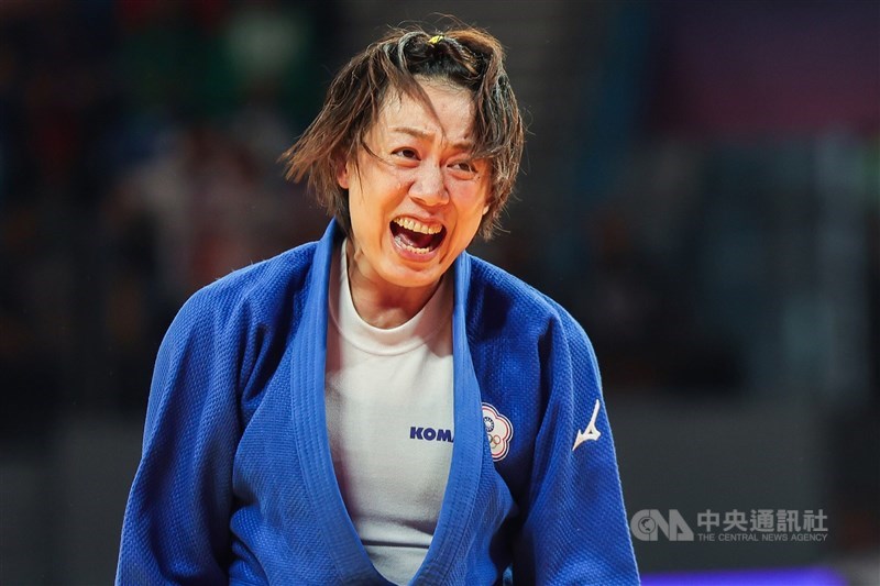 Lien Chen-ling celebrates her triumph in the final at the Asian Games in Hangchou, China on Sept. 25, 2023. CNA file photo