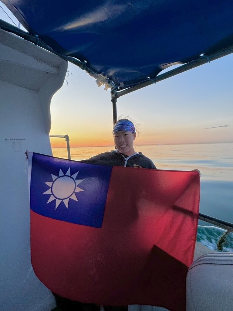 Hsu Wen-erh displays the national flag of the Republic of China (Taiwan) to celebrate her swim across the English Channel on Friday. Photo courtesy of Hsu Wen-erh