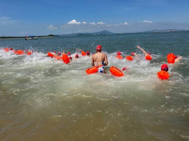 Swimmers set off for the 12th Kinmen-Xiamen Strait Crossing Swim contests in Kinmen's Lieyu Township Sunday. Photo courtesy of the Kinmen County Department of Education July 21, 2024