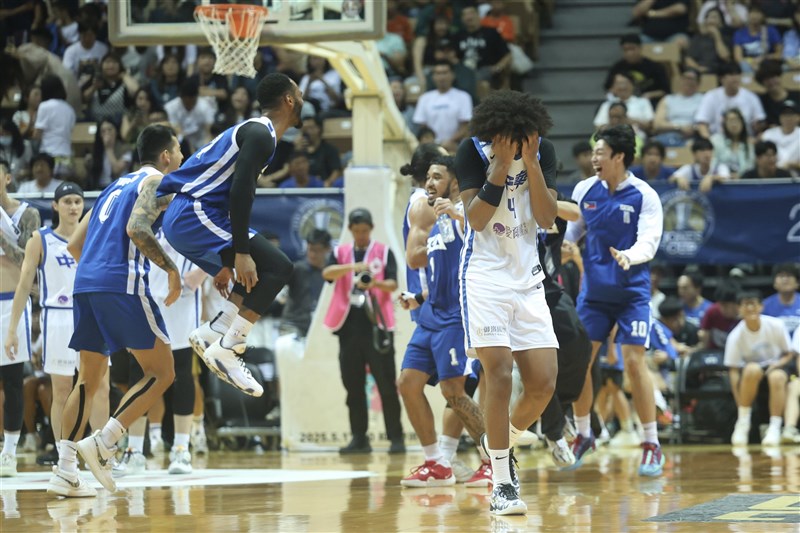 Team Taiwan player Robert Hinton (in white) leaves the court after his team was defeated by the Philippines 83-79 in the William Jones Cup international basketball tournament held at the Xinzhuang Gymnasium in New Taipei on Sunday. CNA photo June 21, 2024