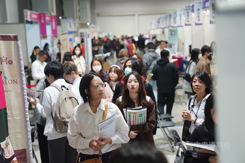 Visitors to a job fair in Taipei in March 2024. CNA file photo