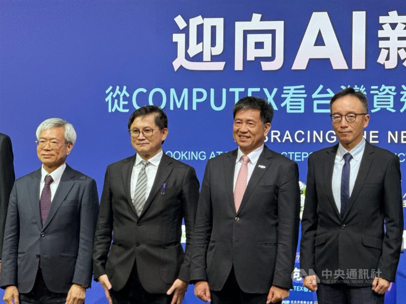 Pegatron Corp. Chairman Tung Tzu-hsien (second left) attends an artificial intelligence forum in Taipei Tuesday. CNA photo July 23, 2024