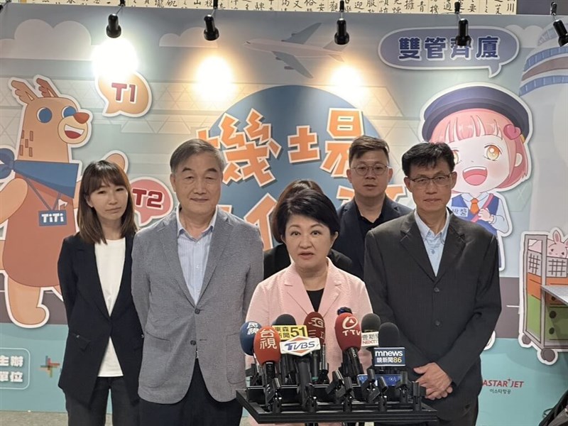 Taichung Mayor Lu Shiow-yen (center) addresses the press inside the Taoyuan Airport Monday night before departing on her 10-day trip to the United States. Photo courtesy of the Taichung City Government